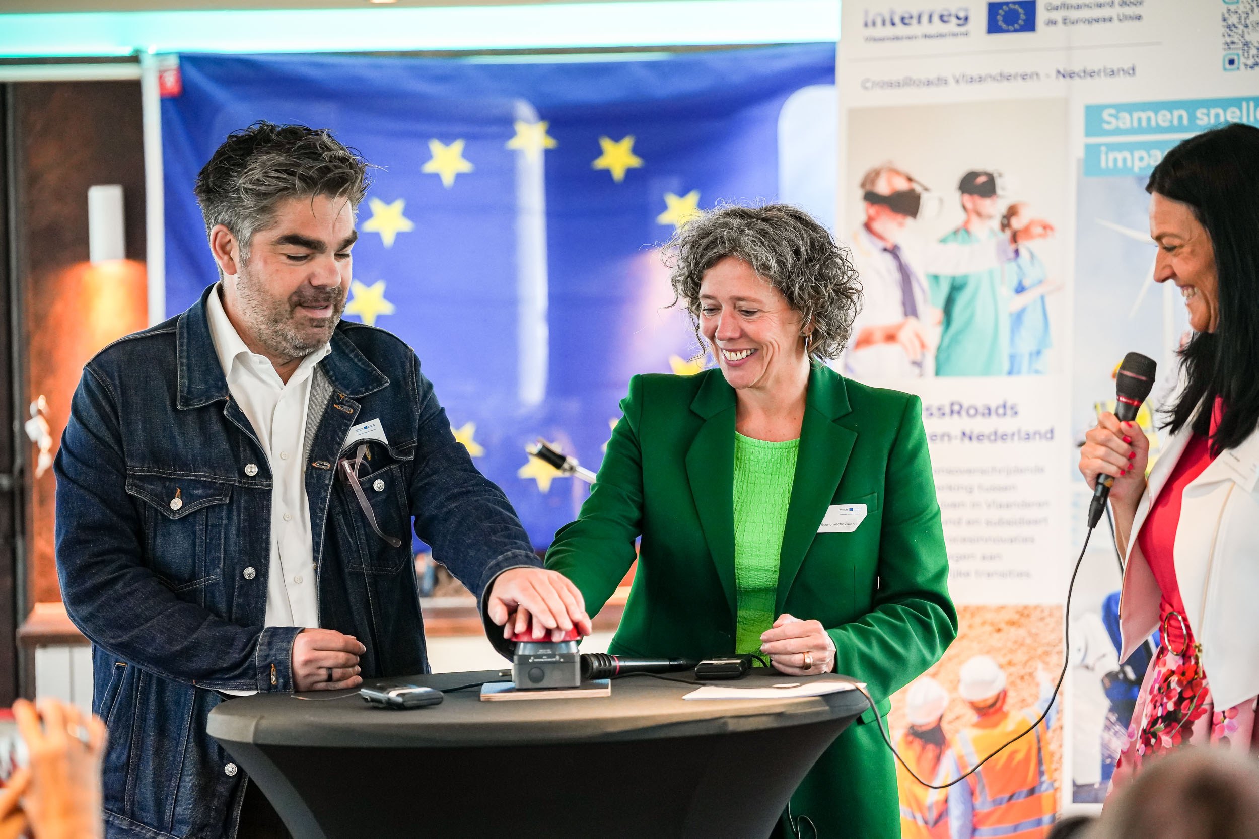 Astrid Bronswijk van het Nederlandse ministerie van Economische Zaken en Klimaat (l) en Dave Hendriks, vertegenwoordiger van Vlaams minister van Economie en Innovatie (r)